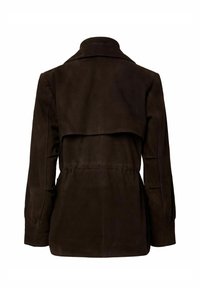 Tumepruun pikkade varrukatega seemisnahast jakk tagumise yoke-detaili ja vöökoha soonimisega, nähtud tagantpoolt valgel taustal.