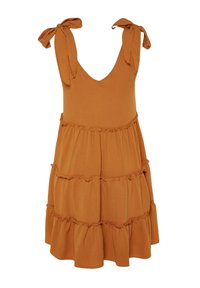 Robe sans manches orange rouille avec col en V, bretelles nouées aux épaules et jupe à volants à trois étages.