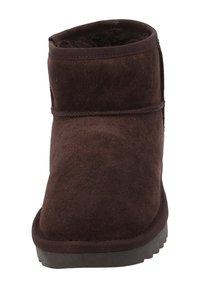 Bruine suede enkellaars met een ronde neus, zachte voering en een subtiele naadaccent, voorzien van een gestructureerde rubberen zool.