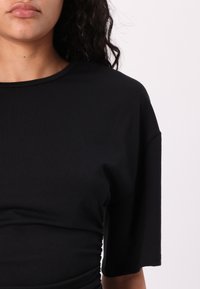 Gina Tricot SOFT TOUCH RUCHED TEE - Jednoduché tričko - black