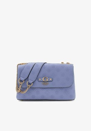 Sac bandoulière violet lavande Guess avec motif de logo en relief, bandoulière chaîne dorée, et emblème métallique doré "G Guess EST 1981" sur le rabat avant.