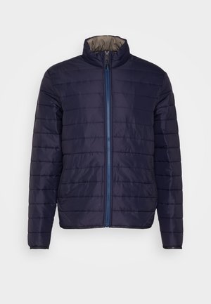 Marineblauwe gewatteerde jas met opstaande kraag, voorrits en horizontaal gestikte patroon; gladde textuur met contrasterende binnenvoering.