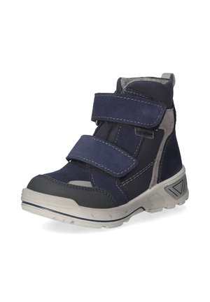 Bota de invierno para niños en azul marino con dos tiras anchas de velcro, cuello acolchado en el tobillo y suela gruesa con dibujo.