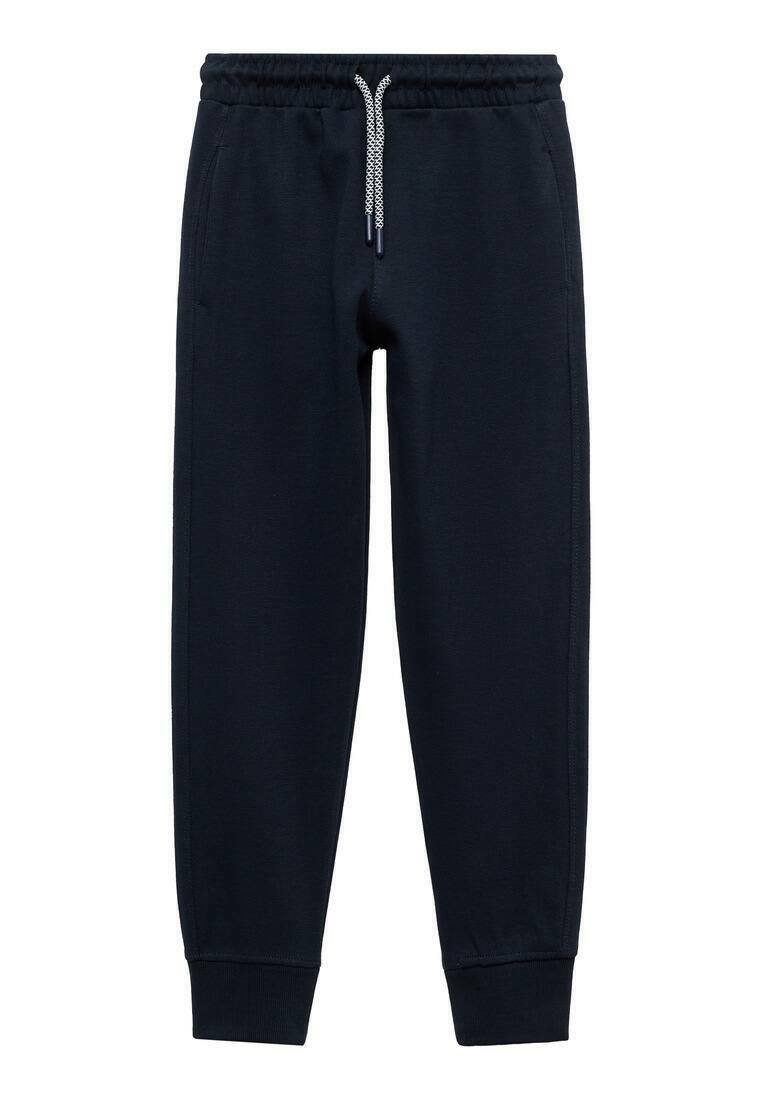 Námořnické modré tepláky vyrobené z měkké látky, s elastickým pasem na šňůrku a manžetami na kotnících. Obsahují dvě boční kapsy.