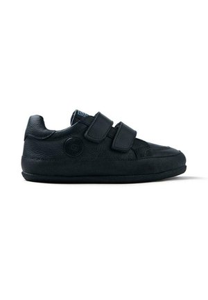 Baskets pour enfants noires en cuir texturé et tissu, avec deux bandes Velcro et un bout arrondi. Présente un accent de logo circulaire.