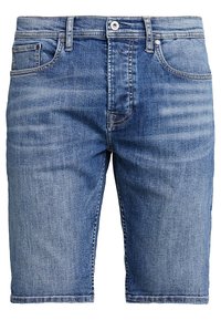 Jeansshorts i ljusblått med en urtvättad finish. Har en femfickdesign, knappstängning och bälteshällor. Vanlig längd med stickade fållar.