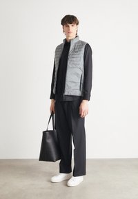 BOSS THOR - Brezrokavnik - dark beige