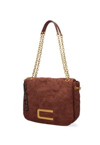 Sac à épaule en daim marron avec des chaînes dorées, motif en relief, et plaque logo en forme de C dorée sur le rabat avant.