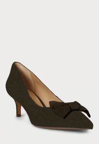 Olivengrønn semsket skinn høyhælte pumpe med spiss tå og et teksturert båndsløyfe foran. Slank hæl, glatt innvendig fôr.
