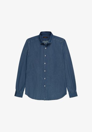 Camisa de mezclilla azul de manga larga con botones blancos y cuello clásico, desplegada sobre un fondo blanco.