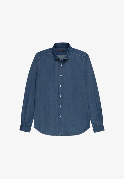 Camisa de mezclilla azul de manga larga con botones blancos y cuello clásico, desplegada sobre un fondo blanco.