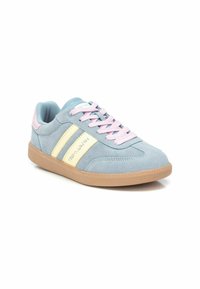 Zapatillas de ante azul claro con detalles y cordones en rosa pálido. Presenta franjas amarillas y una suela de goma marrón texturizada.