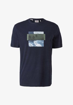 Camiseta azul marino de manga corta con un gráfico central de una ola oceánica azul y blanca detrás de un rectángulo verde que presenta siluetas de pinos colgantes.