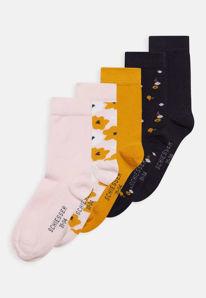 Set mit fünf Socken in verschiedenen Farben: pink, gemustert in Weiß mit orangen Blumen, einfarbig senfgelb und einfarbig schwarz mit kleinen bunten Akzenten.