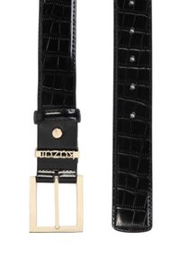 Juodas diržas iš dirbtinės odos su krokodilo tekstūra, turintis auksinį metalinį sagtį ir reguliuojamas skylutes ant diržo.