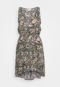 Kwiatowa sukienka na czarnym tle; cechuje się małymi, wielokolorowymi wzorami kwiatowymi, bezrękawowym fasonem, marszczonym pasem i asymetrycznym dołem.