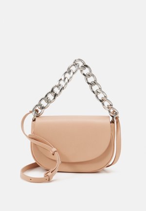 Helles rosa Leder-Crossbody-Tasche mit einer Halbmondform, ausgestattet mit einem silbernen Kettenriemen und einem verstellbaren Leder-Schultergurt.