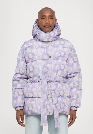 Casaco acolchoado em tecido lavanda com padrão floral. Apresenta um colarinho alto, cintura com cinto e detalhes em botão. Textura suave, costura visível.