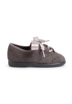Scarpa in suede grigia con punta arrotondata, perforazioni decorative e un'ampia cintura in raso sulla parte anteriore. Suola in gomma nera.