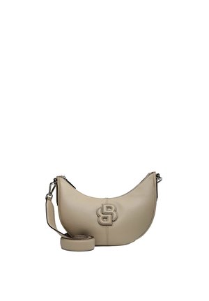 Beige leren handtas in halvemaanvorm met afneembare schouderriem en geperst logodetail aan de voorkant in het midden.