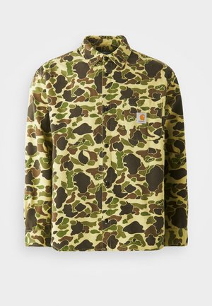 Baumwollhemd mit Knopfleiste, das ein Camouflage-Muster in grünen, braunen und gelben Farbtönen zeigt. Mit Brusttasche und Markenetikett.