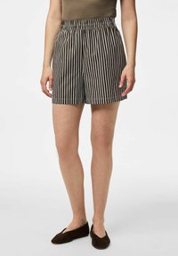 Svarta och vita randiga shorts i lätt material, med elastisk midja och avslappnad passform, som slutar ovanför knäet.