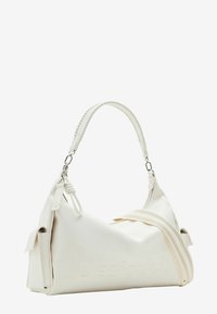 Sac à main blanc avec une finition texturée, doté d'une anse tressée, d'une bandoulière amovible et du nom de la marque en relief.