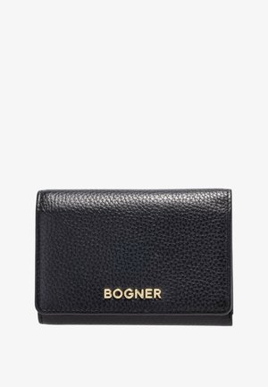 Sort tekstureret læderpung med gyldent BOGNER-logo centreret på frontklappen, rektangulær form med syede kanter.
