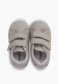 Scarpe in pelle beige con due cinturini in velcro, punta rotonda, suola bianca e cuciture a contrasto. Interno foderato con morbido materiale bianco.