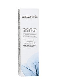 Hvit boks med blå akvarellakenter, med svart tekst. Merket sier "Alderskontroll Olje Kompleks" og inkluderer ingredienser og sertifiseringsdetaljer.