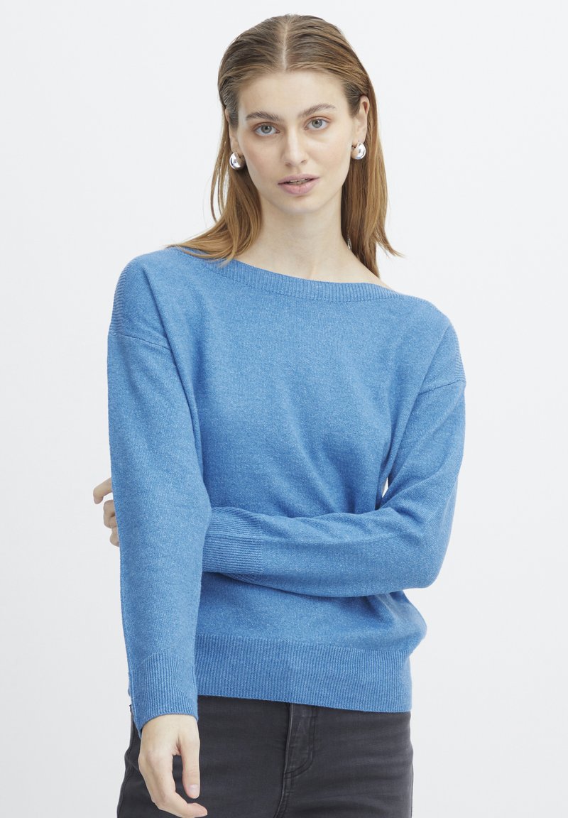 Pull en maille bleu avec un col large, des manches longues et des poignets et un ourlet côtelés. Texture douce avec un léger éclat.