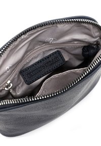 Borsa in pelle nera con zip argento, dotata di un interno in raso grigio e un'etichetta del marchio. Include un piccolo scomparto con zip e tasche a soffietto.