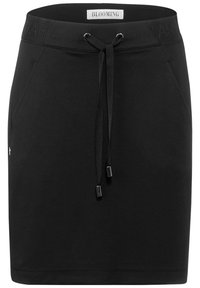 Svart bomullskjol med dragsko i midjan, med två sidofickor och silverfärgade spetsar på dragskoarna. Slät textur, avslappnad design.