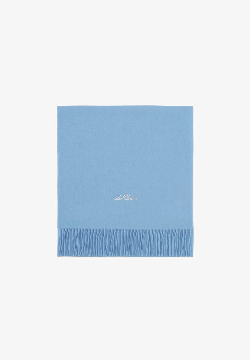 Écharpe bleu clair avec bords à franges et petit texte blanc brodé indiquant ""Les Deux"" près d’un bord.