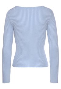 Helles blaues, geripptes Langarmoberteil mit weitem Ausschnitt und taillierter Form, das feine vertikale Streifen und eine glatte Textur zeigt.