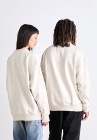 Tommy Jeans FLAG CREW UNISEX - Sweater - ancient white melange