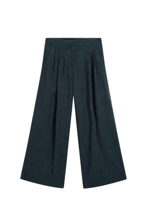 Szerokie spodnie w ciemnozielonym materiale, z plisami w talii i teksturową powierzchnią dla dodatkowego zainteresowania wizualnego.