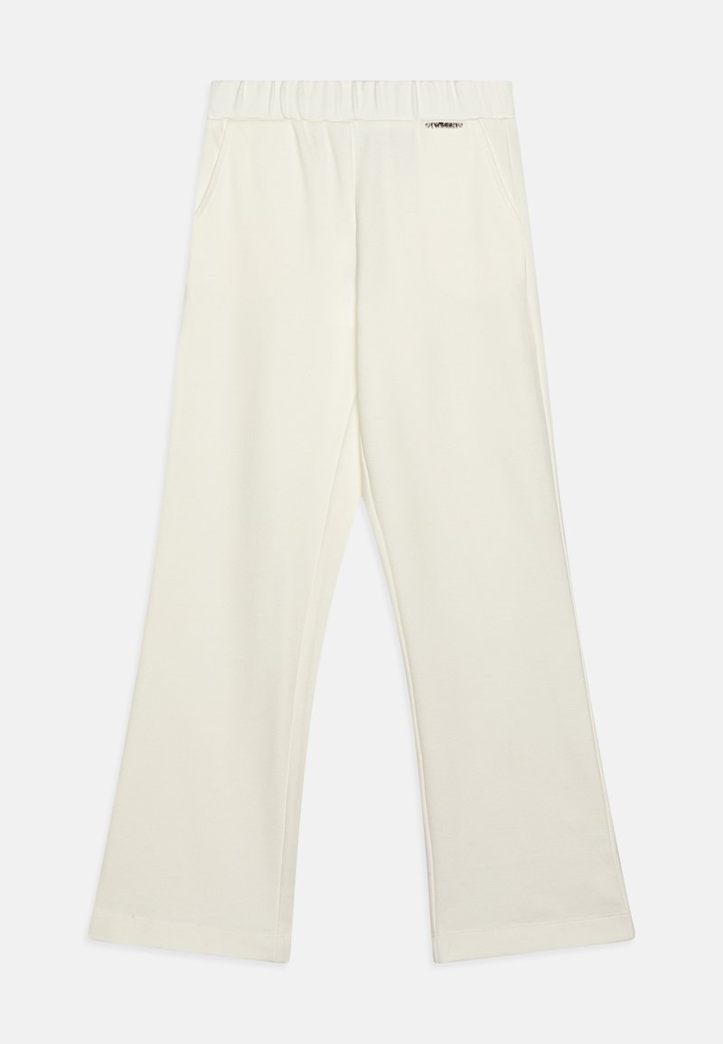 Pantalons blancs avec une ceinture élastique, dotés de deux poches latérales. Tissu doux, design évasé et ourlets cousus pour une finition lisse. Pas de motifs visibles.