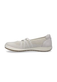 Chaussure plate gris clair avec une tige en maille perforée respirante, des brides croisées et une semelle en caoutchouc. Texture lisse avec des accents doux.