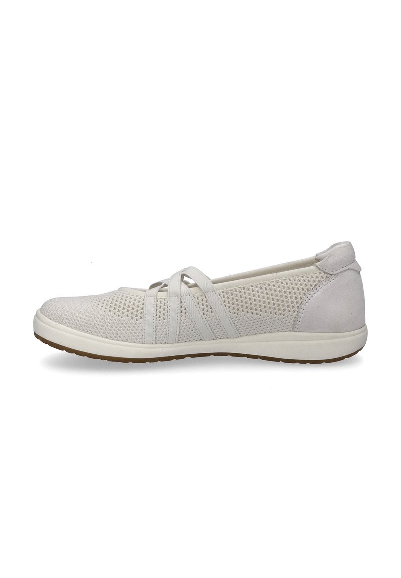Chaussure plate gris clair avec une tige en maille perforée respirante, des brides croisées et une semelle en caoutchouc. Texture lisse avec des accents doux.