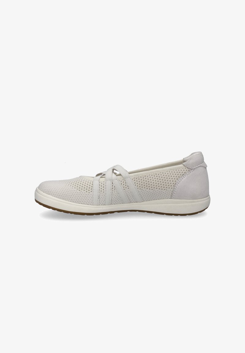 Chaussure plate gris clair avec une tige en maille perforée respirante, des brides croisées et une semelle en caoutchouc. Texture lisse avec des accents doux.