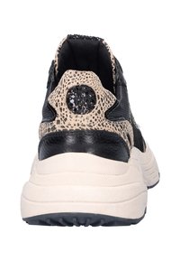 Chunky sneaker gezien vanaf de achterkant met zwart en beige faux dierenprint en een zwart glinsterend rond detail op de hielrand.
