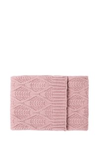 Rožinis megztas kaklo apšildytuvas su tekstūriniu deimanto raštu ir ribine krašte. Minkšta medžiaga, apvali forma ir nuosekliai siūta detalizacija visame paviršiuje.