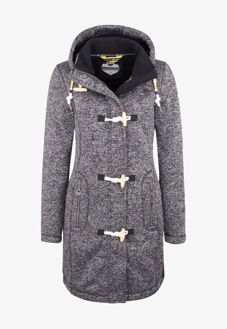 Long manteau gris en maille avec capuche, doublure noire, fermetures à boutons à bascule, poches zippées et cordon de serrage avec accents en bois.