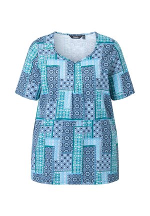 Blå og blågrøn kortærmet skjorte med geometrisk lapværksmønster og en V-halsåbning.