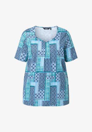 Niebiesko-turkusowa koszula z krótkim rękawem o geometrycznym wzorze w stylu patchwork i dekoltem w kształcie litery V.