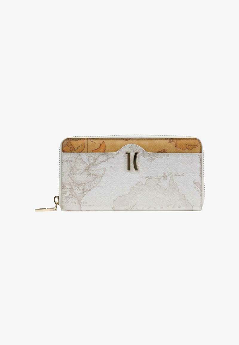 Cartera rectangular con cremallera alrededor con estampado de mapa mundial vintage en tonos beige y marrón, con un logo metálico en la parte delantera.