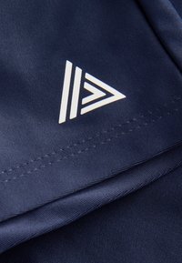 Tessuto blu scuro con un logo geometrico bianco formato da tre linee verticali e una freccia che punta a destra.