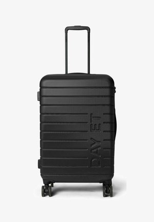 Valise rigide noire avec surface texturée, poignée encastrée, logo embossé, quatre roues et motif à rayures horizontales.