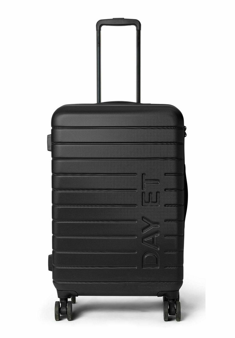 Valise rigide noire avec surface texturée, poignée encastrée, logo embossé, quatre roues et motif à rayures horizontales.